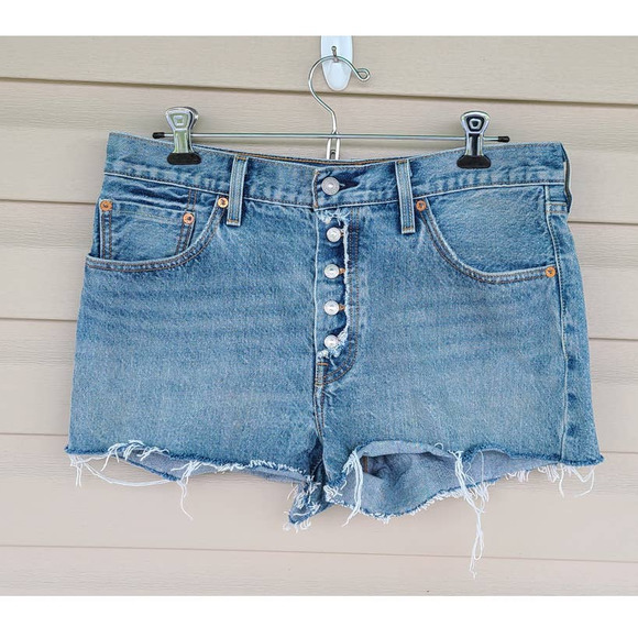 Women's Levi's 501‎ Cut-Off Exposed Button Fly Light Wash Denim Shorts Size 31 - Picture 1 of 8